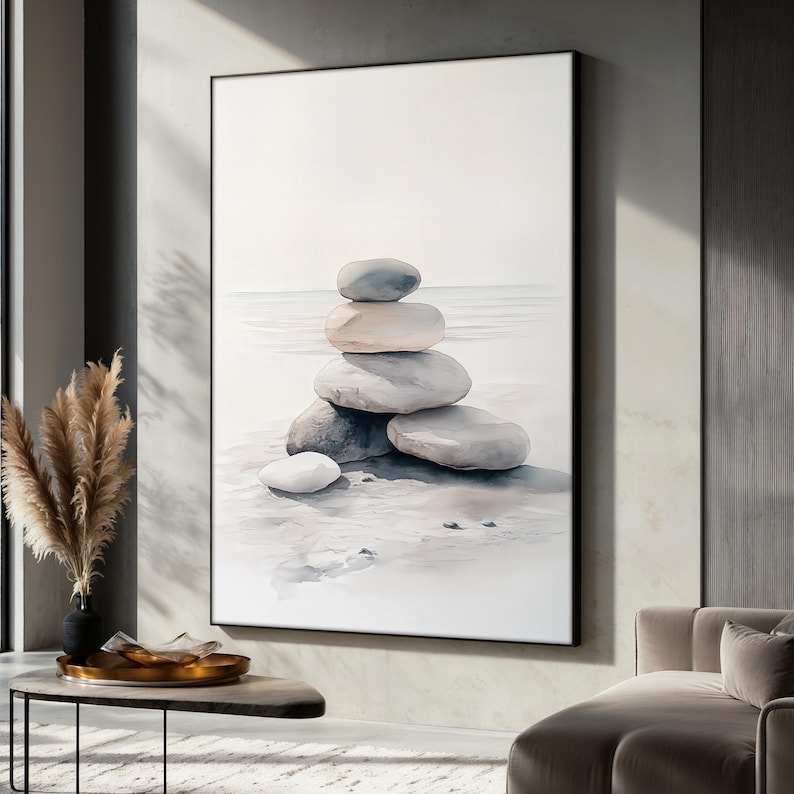 以下が含まれることがあります： 白い砂浜に積み重ねられた灰色の石の水彩画。石はピラミッド型に積み重ねられており、一番下の石が最も大きく、一番上の石が最も小さい。絵はミニマルなスタイルで描かれており、石の形と質感に焦点を当てています。
