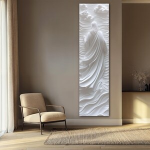 K&ouml;nnte beinhalten: Wei&szlig;e 3D-Wandskulptur einer Person, die auf Wasser mit Wolken im Hintergrund geht.