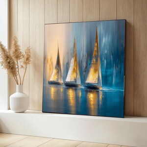 Quadro su tela con barche a vela dorate, scena nautica astratta, riflesso sull'acqua blu, arredamento costiero contemporaneo, stampa su tela pronta per essere appesa.