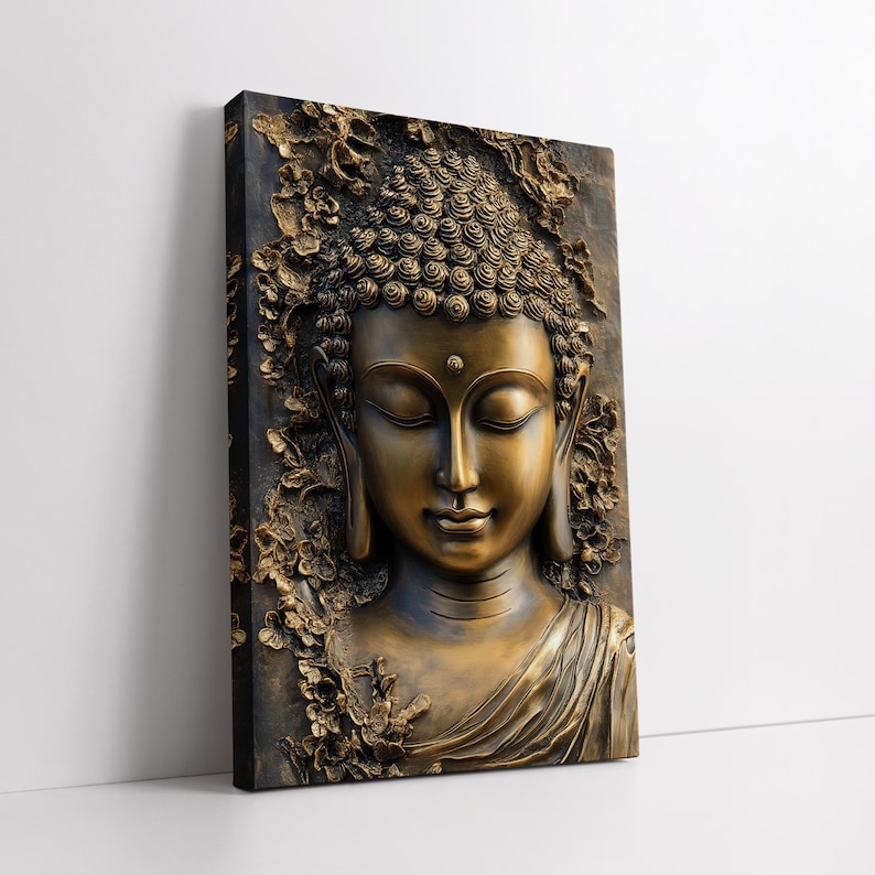 Pode incluir: Uma escultura de cabe&ccedil;a de Buda dourada com os olhos fechados, cercada por intrincados detalhes florais. A escultura est&aacute; montada em um fundo escuro.
