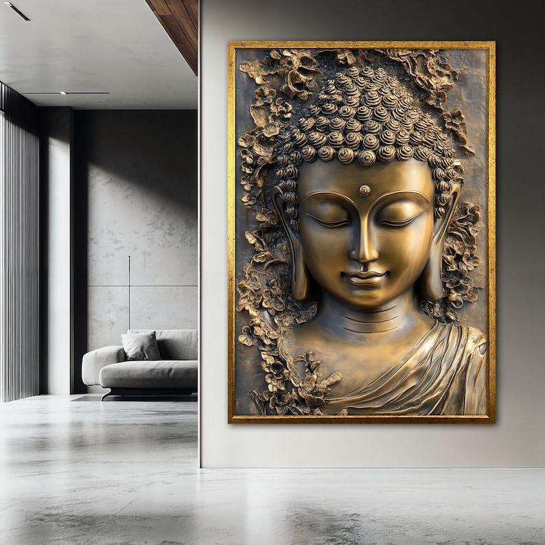 Pode incluir: Uma est&aacute;tua de Buda dourada com uma express&atilde;o serena, emoldurada em uma moldura dourada com detalhes ornamentados. A est&aacute;tua &eacute; cercada por motivos florais.