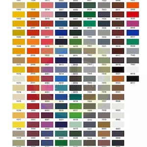 Puede incluir: Una carta de colores con una cuadr&iacute;cula de muestras de pintura, cada una con un c&oacute;digo &uacute;nico. Las muestras muestran una amplia gama de colores, incluyendo amarillos, rojos, azules, verdes y neutros. Los c&oacute;digos est&aacute;n impresos encima de cada muestra.