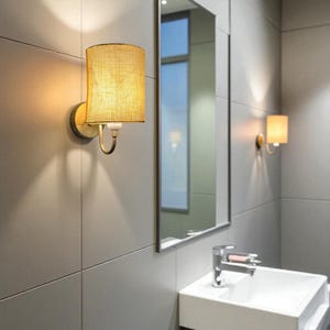 Aplique de pared de latón crudo hecho a mano: lámpara de noche con pantalla de tela