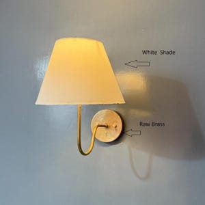 Ręcznie wykonany kinkiet ścienny z surowego mosiądzu z abażurem materiałowym | Oświetlenie w stylu Mid-Century Modern