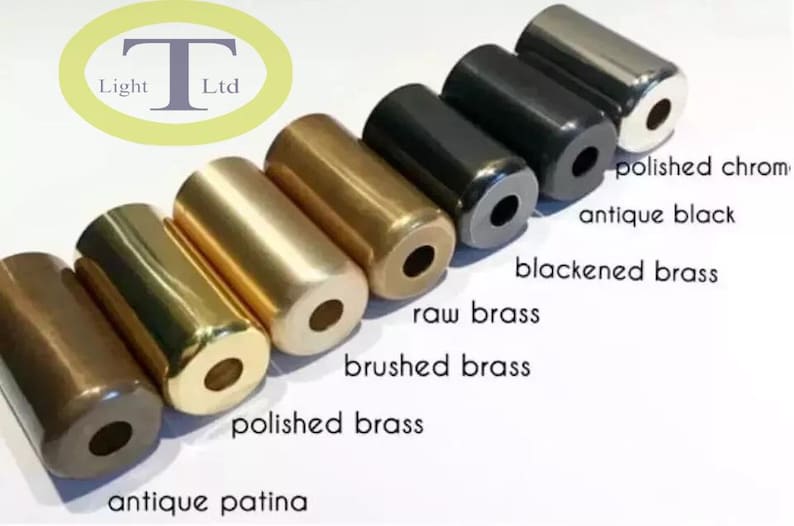 Puede incluir: Una colecci&oacute;n de objetos cil&iacute;ndricos de metal en varios acabados, incluyendo cromo pulido, negro antiguo y lat&oacute;n cepillado. Los objetos est&aacute;n dispuestos en fila, mostrando diferentes colores y texturas. El texto "Light Ltd" es visible.