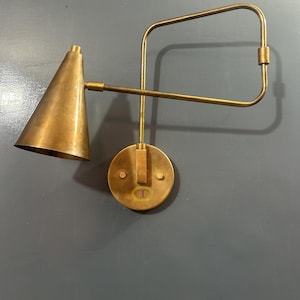 Applique da parete vintage anni '50 con braccio orientabile in ottone: lampada regolabile in stile moderno di metà secolo.