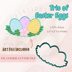 Op de afbeelding: Een illustratie van drie pastelkleurige paaseieren in een nest, met een roze bloem en groene bladeren. De tekst "Trio of Easter Eggs" staat boven de eieren. De afbeelding bevat ook een contour van een koekjessnijder en de tekst "7 STL FILES 6.35cm-13.97cm CUTTERS".