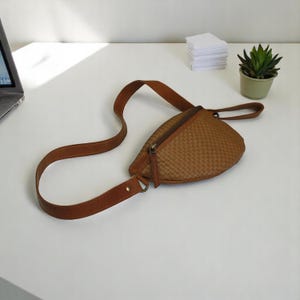 Riñonera de cuero tejido para mujer / Riñonera personalizada, riñonera de cuero flor, regalo de Navidad y aniversario para ella