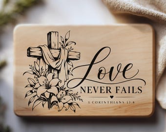 El amor nunca falla SVG, 1 Corintios 13:8 SVG, Cruz cristiana floral SVG, versículo bíblico sbg, fe Cricut Design, escritura png