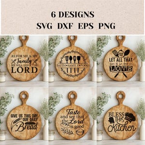 Puede incluir: Seis tablas de cortar de madera con varios diseños y textos grabados. El texto incluye frases como "Fe, Familia, Comida" y "Bendice esta cocina". Las tablas son redondas con un asa y se muestran con elementos decorativos.