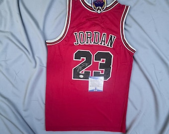 Jordan firmó la camiseta número 23 de los Red C. Bulls con certificado de autenticidad de Beckett (Leer descripción).