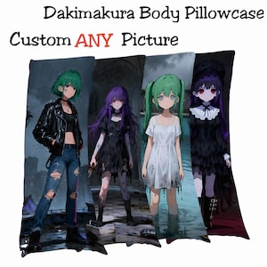 Op de afbeelding: Dakimakura body pillowcase met aangepaste anime-kunst. De kussensloop toont vier anime-personages met groen, paars en zwart haar. De tekst "Dakimakura Body Pillowcase Custom ANY Picture" staat bovenaan.