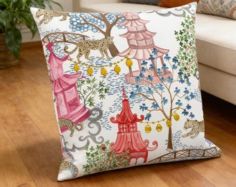 Heldere chinoiserie-kussensloop - kleurrijke luipaarden extra groot vierkant lendenkussen - pagodebosblauw door danika_herrick -