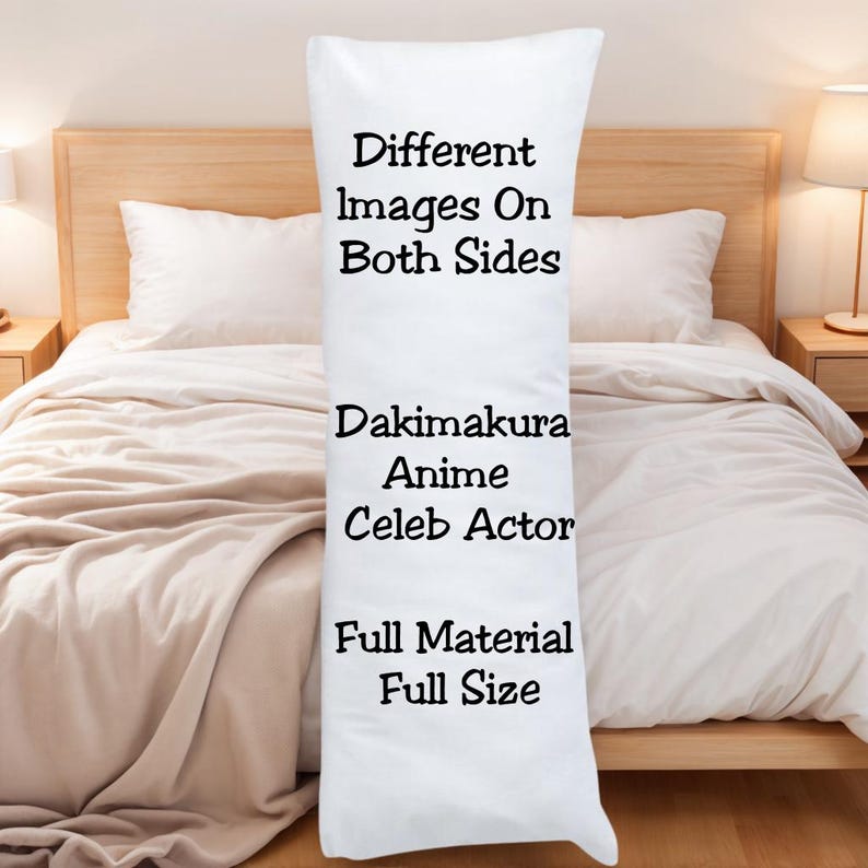Op de afbeelding: Een wit lichaamskussen met zwarte tekst met de tekst "Different Images On Both Sides", "Dakimakura Anime Celeb Actor" en "Full Material Full Size". Het kussen ligt op een bed met wit beddengoed.