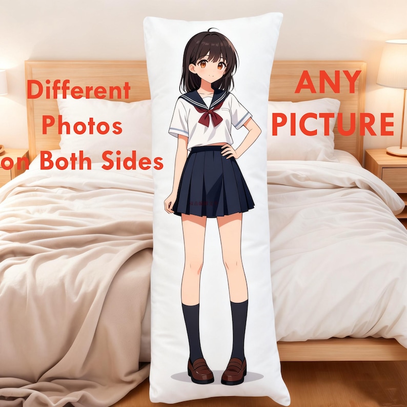 Op de afbeelding: Een wit bodykussen met een anime-stijl illustratie van een persoon in schooluniform. De persoon draagt een wit overhemd met een marineblauwe kraag en een rode strik, een marineblauwe geplooide rok en bruine schoenen. De tekst "Different Photos on Both Sides" en "ANY PICTURE" is aanwezig.
