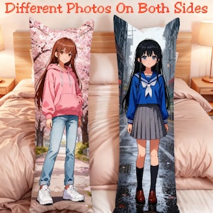 Op de afbeelding: Een lange, katvormige body pillow met twee anime-achtige illustraties. E&eacute;n kant toont een meisje in een roze hoodie en jeans, de andere een meisje in een blauw matrozenuniform. De tekst "Different Photos On Both Sides" staat bovenaan.