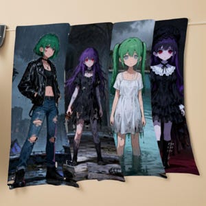Op de afbeelding: Stoffen paneel met vier illustraties van anime-personages. De personages hebben groen en paars haar en dragen zwart-witte outfits. De achtergrond toont een donkere, regenachtige omgeving.
