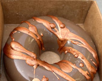 Jabón de Donut: Jabón artesanal con aroma a cacao y miel, regalo de pastelería