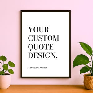 Op de afbeelding: Een ingelijste print met de tekst "YOUR CUSTOM QUOTE DESIGN." in een vetgedrukte, zwarte letter. Daaronder staat de zin "- OPTIONAL AUTHOR" in een kleinere letter. De lijst is donkerbruin en de achtergrond is wit.