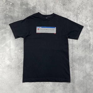 Op de afbeelding: Zwart t-shirt met een Windows-foutmelding. De melding toont "Fatal Error" en "Insufficient memory at this time!" in een wit kader, geaccentueerd door een rood "X"-pictogram.