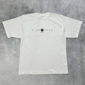 T-shirt épais Nike Town Berlin Thrashed des années 90 blanc taille L image 1