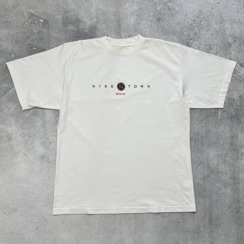 T-shirt épais Nike Town Berlin Thrashed des années 90 blanc taille L image 1