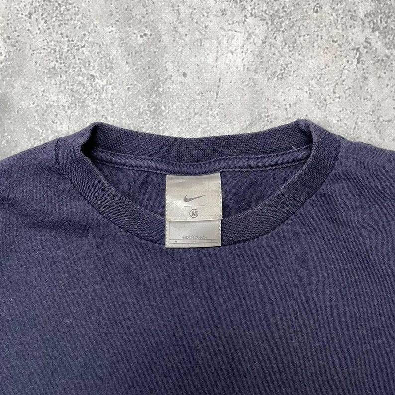 K&ouml;nnte beinhalten: Ein Set aus drei Keramikbechern mit gesprenkelter, matter Oberfl&auml;che. Die Becher sind in Creme-, Hellgrau- und Dunkelgraut&ouml;nen gehalten. Jeder Becher hat ein schlichtes, minimalistisches Design.