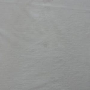 Peut inclure: Une tasse en c&eacute;ramique blanche avec une anse noire et le texte "But first, coffee" dans un style manuscrit. La tasse est pos&eacute;e sur une surface blanche. La tasse mesure 10 cm de haut.