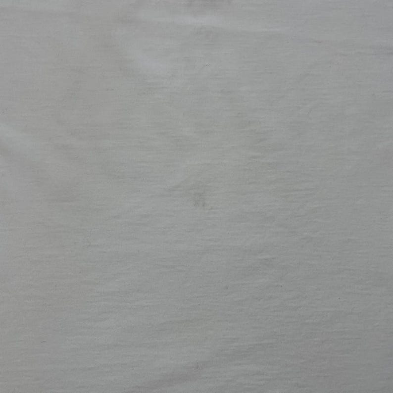 Peut inclure: Une tasse en c&eacute;ramique blanche avec une anse noire et le texte "But first, coffee" dans un style manuscrit. La tasse est pos&eacute;e sur une surface blanche. La tasse mesure 10 cm de haut.