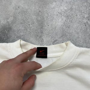 Peut inclure: Ensemble de trois tasses en c&eacute;ramique avec une finition mate et mouchet&eacute;e. Les tasses sont de couleur cr&egrave;me, gris clair et gris fonc&eacute;. Chaque tasse a un design simple et minimaliste.