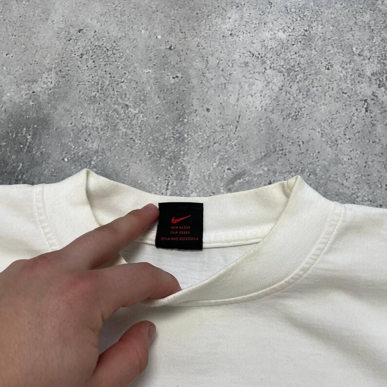 Peut inclure: Ensemble de trois tasses en c&eacute;ramique avec une finition mate et mouchet&eacute;e. Les tasses sont de couleur cr&egrave;me, gris clair et gris fonc&eacute;. Chaque tasse a un design simple et minimaliste.