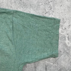 Pu&ograve; includere: Un set di tre tazze in ceramica con finitura opaca e macchiettata. Le tazze sono nei toni del crema, grigio chiaro e grigio scuro. Ogni tazza ha un design semplice e minimalista.