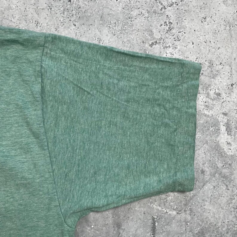 Pu&ograve; includere: Un set di tre tazze in ceramica con finitura opaca e macchiettata. Le tazze sono nei toni del crema, grigio chiaro e grigio scuro. Ogni tazza ha un design semplice e minimalista.