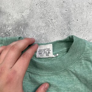 Pu&ograve; includere: Un set di tre tazze in ceramica con finitura opaca e macchiettata. Le tazze sono nei toni del crema, grigio chiaro e grigio scuro. Ogni tazza ha un design semplice e minimalista.