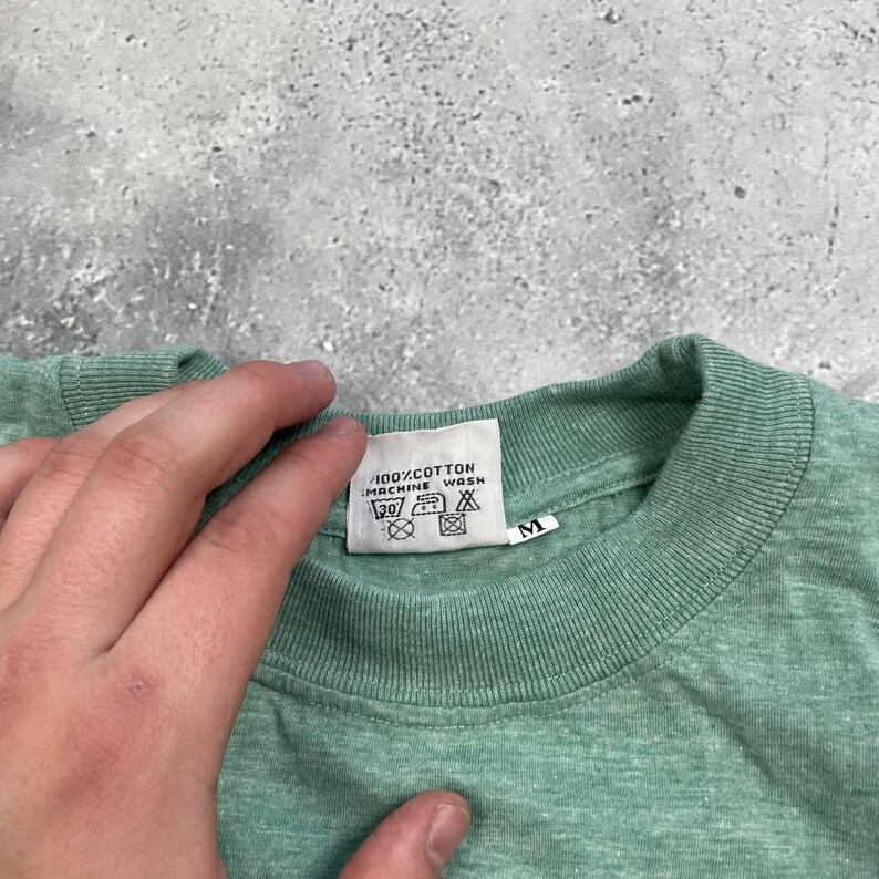 Pu&ograve; includere: Un set di tre tazze in ceramica con finitura opaca e macchiettata. Le tazze sono nei toni del crema, grigio chiaro e grigio scuro. Ogni tazza ha un design semplice e minimalista.