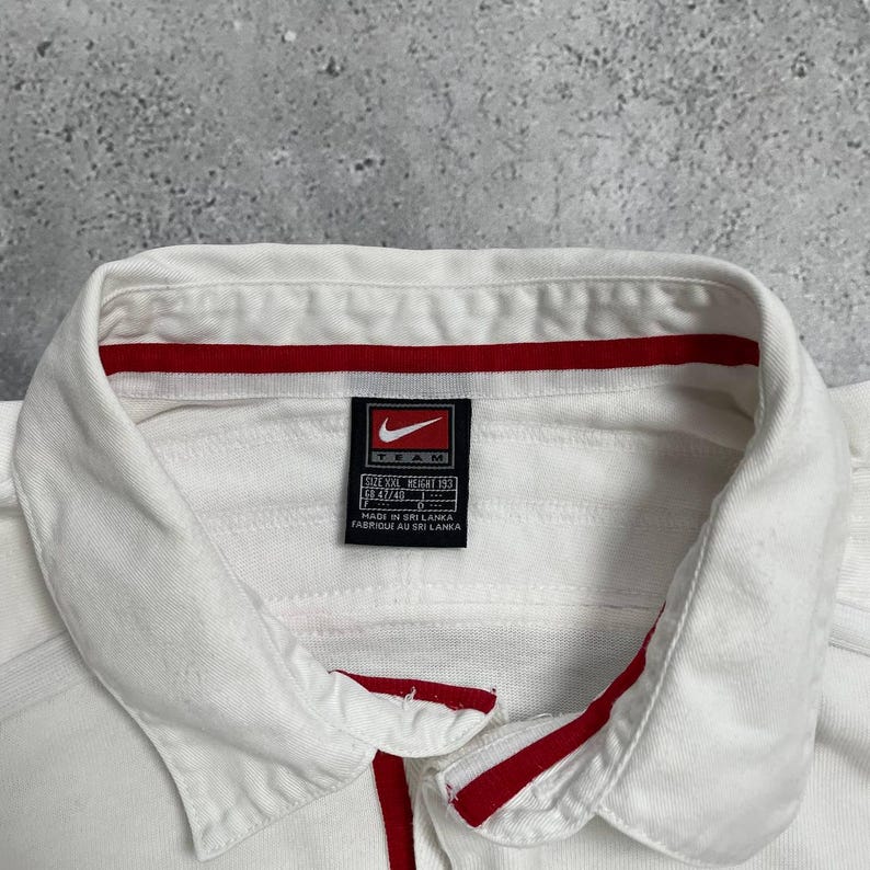 Pode incluir: Uma placa de madeira r&uacute;stica com o texto "Welcome to our home" em letras brancas. A placa apresenta um acabamento desgastado e um design simples e convidativo, perfeito para a decora&ccedil;&atilde;o da porta da frente.