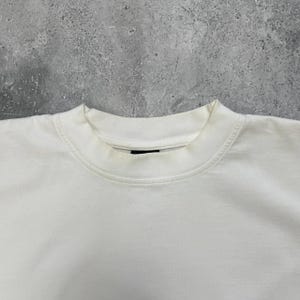 Peut inclure: Ensemble de trois mugs en c&eacute;ramique avec une finition mate et mouchet&eacute;e. Chaque mug est de couleur diff&eacute;rente : bleu clair, cr&egrave;me et gris. Design simple et moderne, forme arrondie et anse confortable.