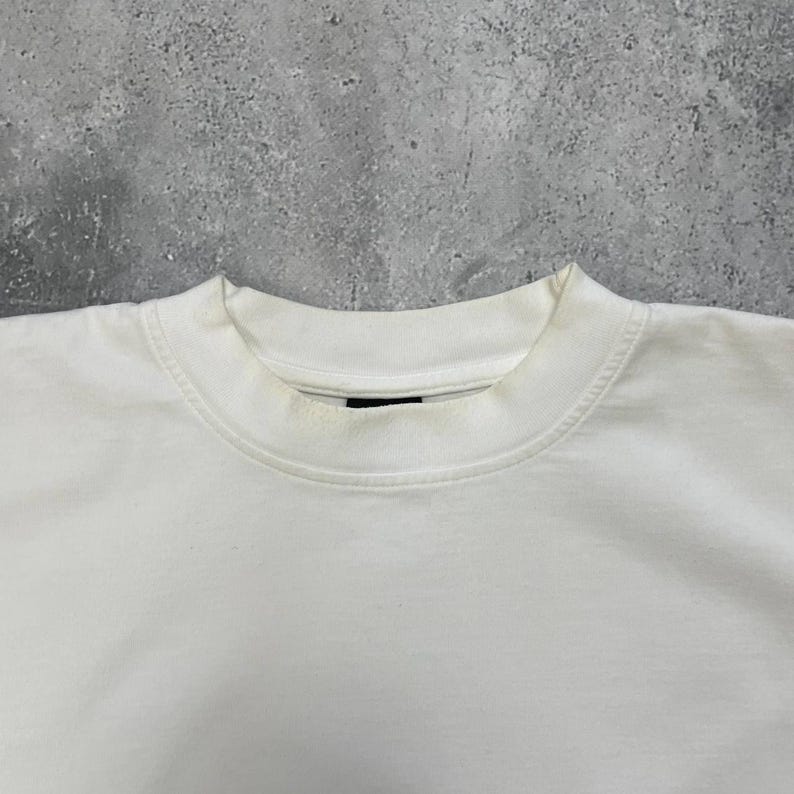 Peut inclure: Ensemble de trois mugs en c&eacute;ramique avec une finition mate et mouchet&eacute;e. Chaque mug est de couleur diff&eacute;rente : bleu clair, cr&egrave;me et gris. Design simple et moderne, forme arrondie et anse confortable.