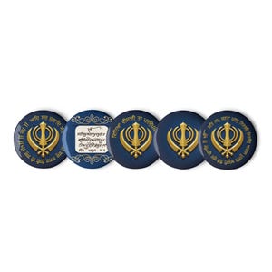 Könnte beinhalten: Fünf runde marineblaue Knöpfe mit goldenen Sikh-Symbolen und Text. Der mittlere Knopf hat einen weißen Hintergrund mit verzierten Rändern und Text. Die anderen Knöpfe haben ein goldenes Symbol und Text auf marineblauem Hintergrund.
