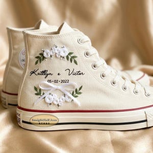 Converse-skor för brudpar: Handbroderade sneakers med bröllopsblommor