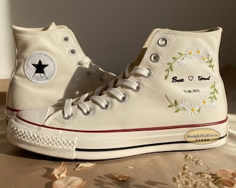 Bridal Custom Converse: met de hand geborduurde bruiloftsbloemsneakers