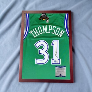 Signed Thompson #31 Dallas Basketball Jersey with Beckett COA, Qr code - New Arrival – Framed / Unframed (Read Descr)