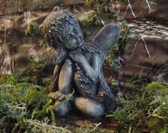 Wunderliche Fee ungefähr 3 "Hoch x 2,5" Breit - schlafende Fee, die ihren Kopf auf ihrem Knie ruht.