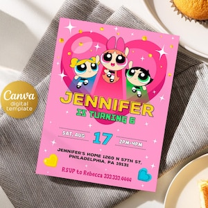 Puede incluir: Invitación de cumpleaños rosa con los personajes de dibujos animados de las Supernenas. La invitación incluye el texto "Jennifer cumple 6 años", la fecha, la hora y la información de RSVP. La plantilla digital de Canva está sobre una tela gris.
