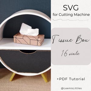 Puede incluir: Una caja de pañuelos blanca con un patrón geométrico marrón se encuentra sobre un estante blanco con un cajón negro. El estante forma parte de un soporte redondo blanco y dorado. El texto "Tissue Box 1:6 scale" está sobre un fondo rosa claro. El texto "SVG for Cutting Machine + PDF Tutorial @LeenisLittle" está sobre un fondo blanco.