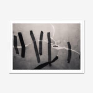 Foto di una barca di Hong Kong / Incorniciata da un tessuto strappato su un vecchio traghetto / Stampa fotografica in bianco e nero / Arte murale minimalista / Decorazione da viaggio urbana