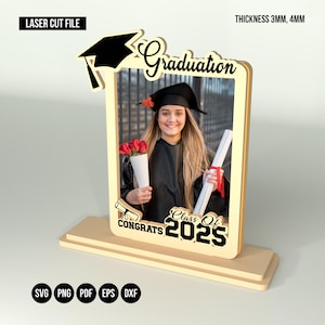 Puede incluir: Un marco de fotos de graduación cortado con láser con las palabras "Graduation" y "Class of 2025". El marco es de color beige con un birrete y texto negros. El marco está diseñado para contener una foto de un graduado.
