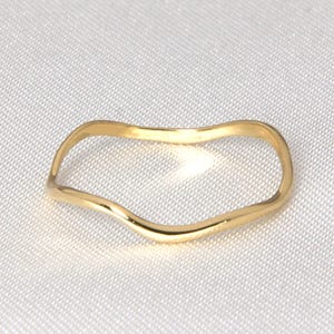 Bague fine vague en or massif 14 carats : Alliance océan délicate
