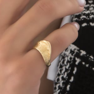 Gold Signet Ring, Women&#39;s Pinky Ring, Classic Gold Signet Ring, Gold Pinky Ring, Hammered Pinky Band, Chevalier Ring, Gift for Her
