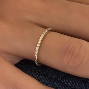 14k Gold Diamant Eternity Bandring, massives Gold zierliche Stapelring, minimalistische Diamantring, Ehering, zarter Goldring für Frauen